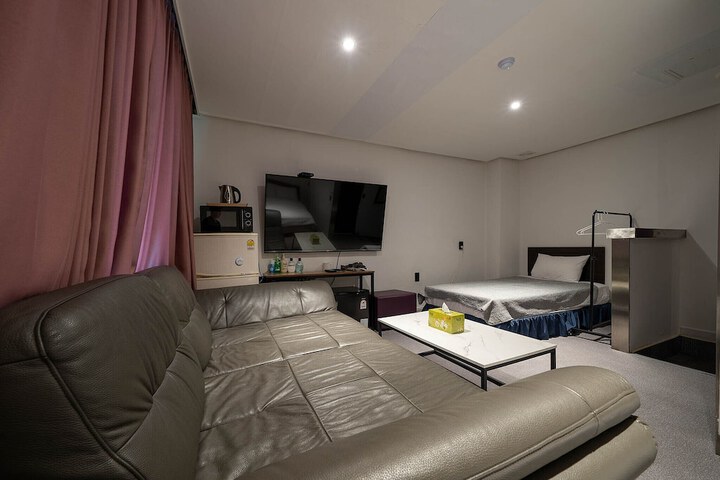 Room 12 of 82