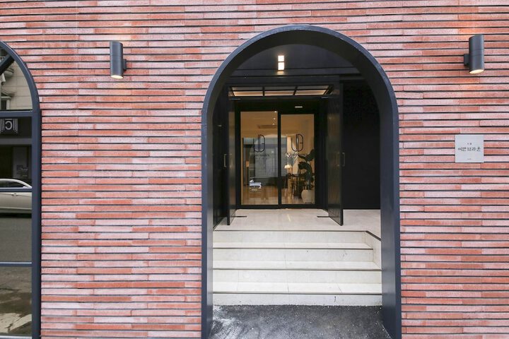 Exterior of Hotel Urban Brown