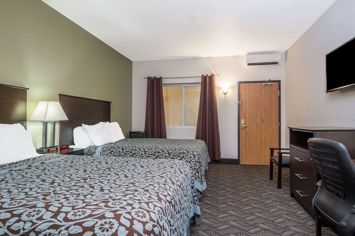 1 Queen Bed (7 of 13)