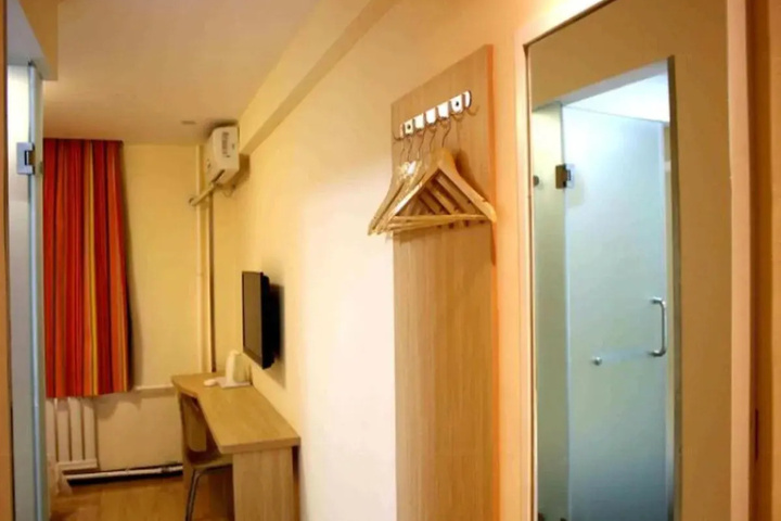 Room 2 of 10