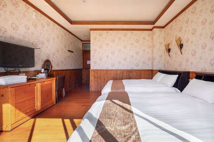 Room 52 of 119