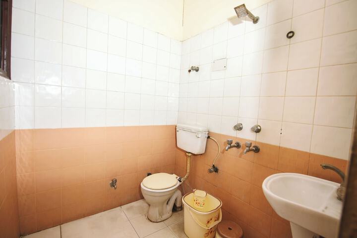 Room 9 of 12
