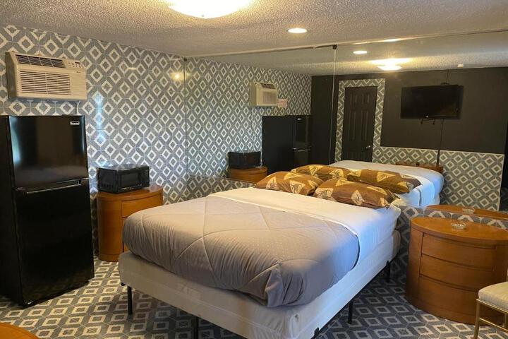 Economy Room 1 Queen Bed (1 of 3)