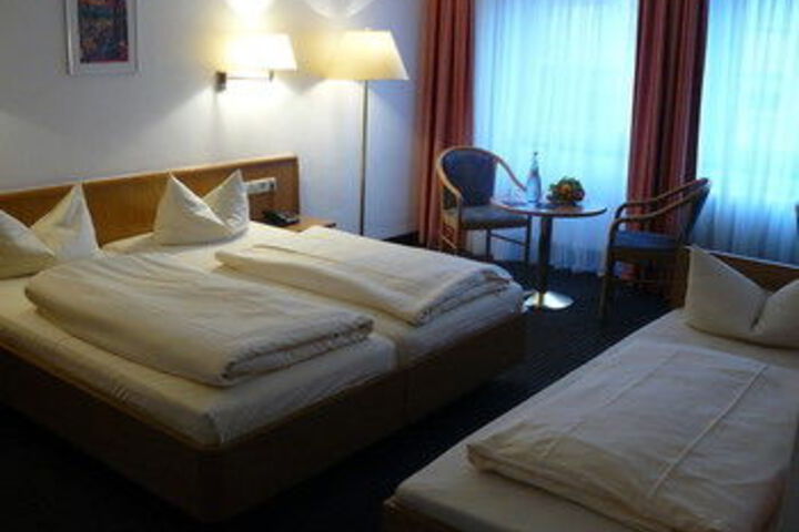 Room 11 of 32