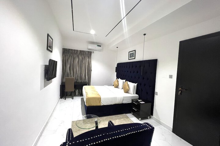 Room 33 of 100