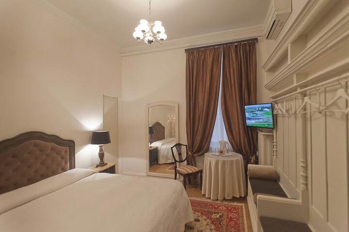 Room 12 of 47