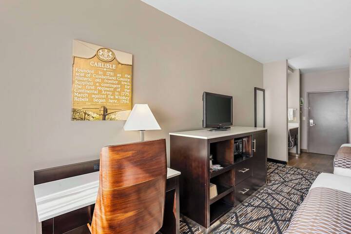 1 Queen Bed Pet Friendly Room Work Desk Sofa Microwave and Refrigerator WiFi Full Breakfast (13 of 31)