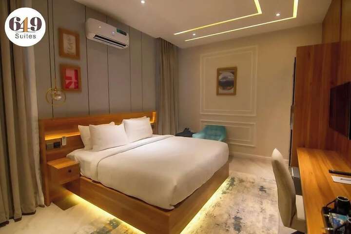 Room 9 of 36