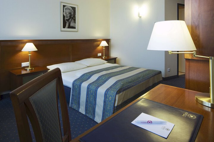 Room 10 of 67