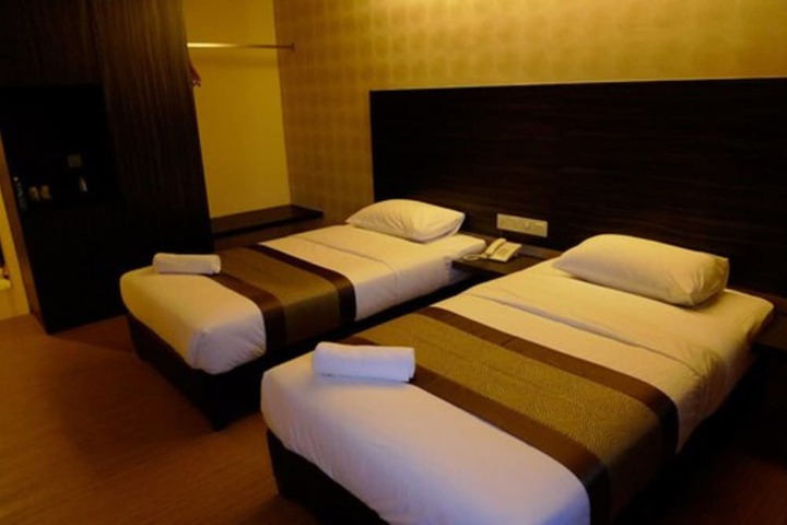Room 8 of 32