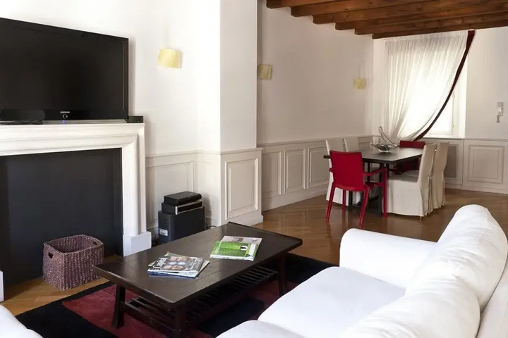 Room 2 of 20