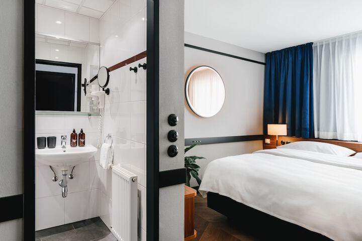 Room 6 of 63