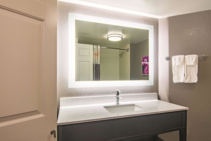 2 Double Beds Mobility Hearing Accessible Room Courtyard View (6 of 13)