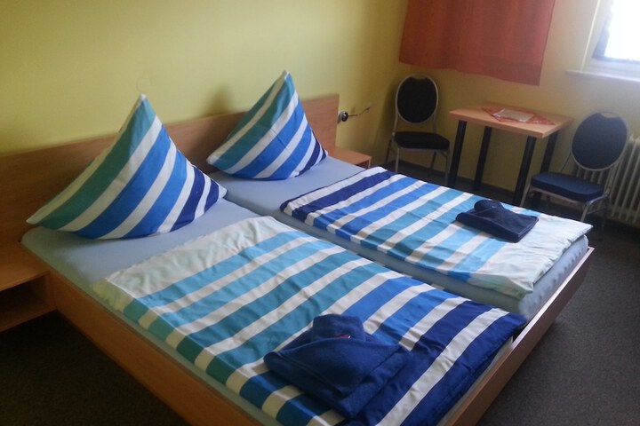 Room 17 of 38