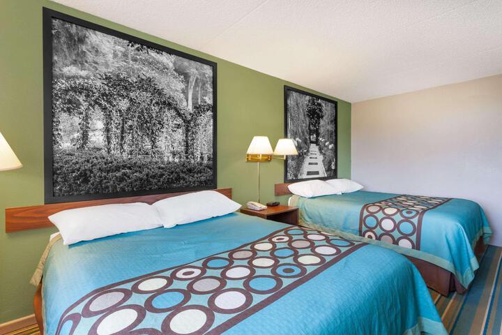 2 Queen Beds (1 of 12)