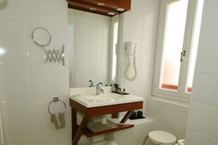 Room 16 of 28