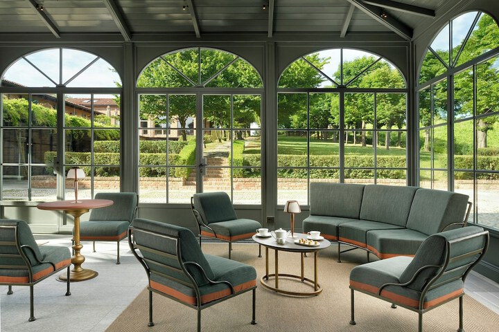 Lounge 67 of 76