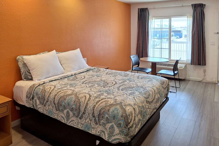1 Queen Bed (7 of 10)