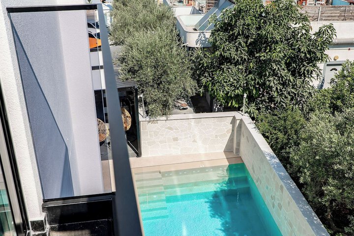 Pool 76 of 115