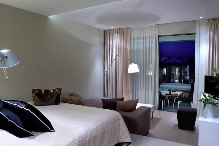 Room 32 of 185