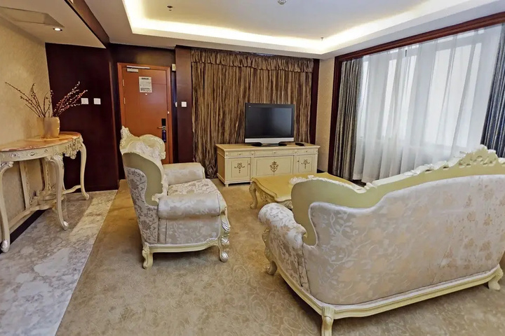 Room 4 of 18