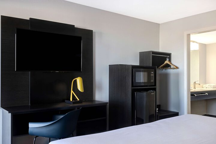 1 King Bed Micfridge (6 of 7)
