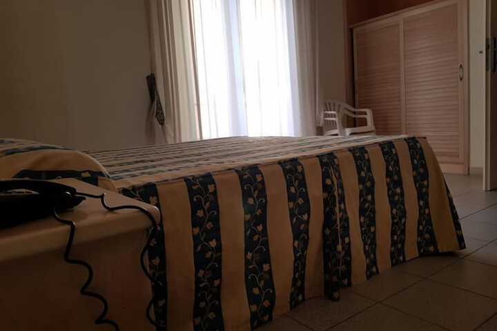 Room 10 of 48