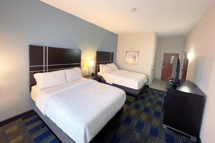 2 Queen Beds (9 of 14)