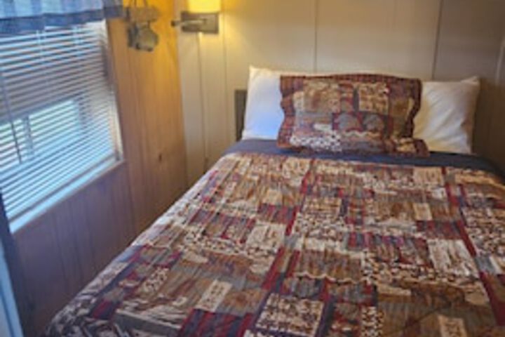 Room 4 of 210