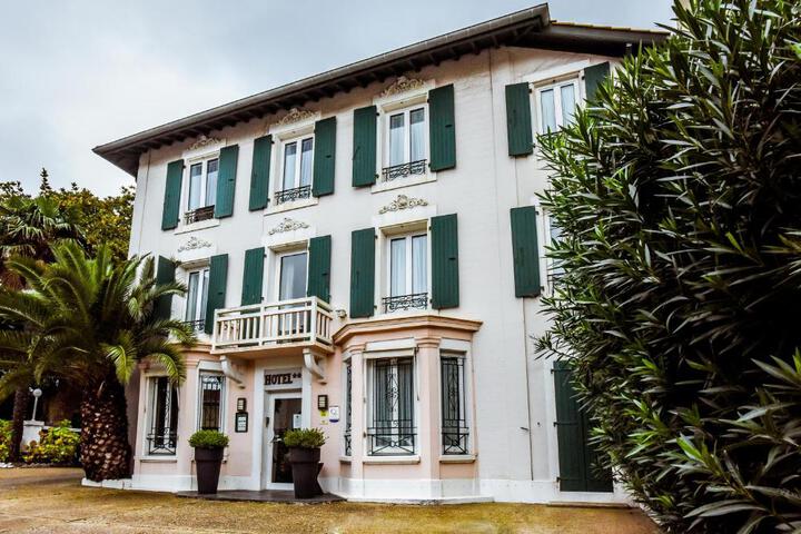 Exterior of Hôtel VAL FLORES LOGIS
