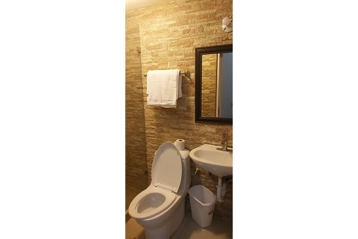 Room 7 of 12