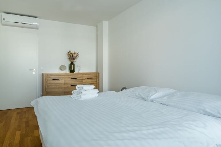 Room 8 of 195