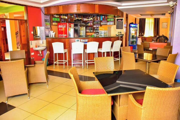 Lounge 43 of 80