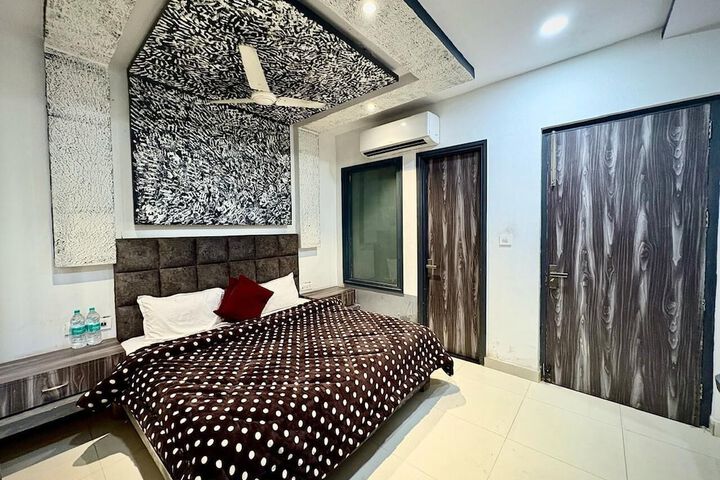 Room 3 of 12