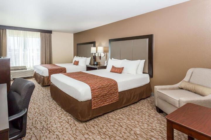 2 Queen Beds (5 of 7)