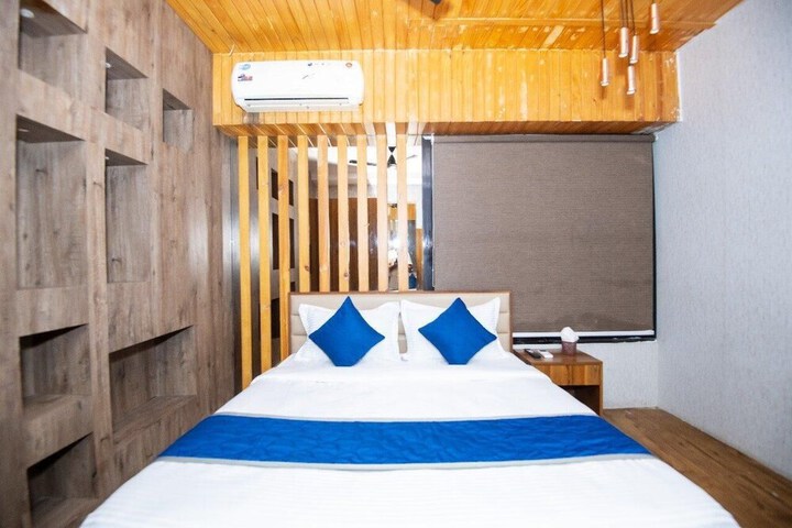 Room 8 of 16