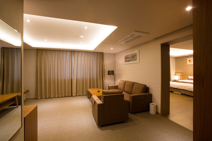 Room 52 of 145