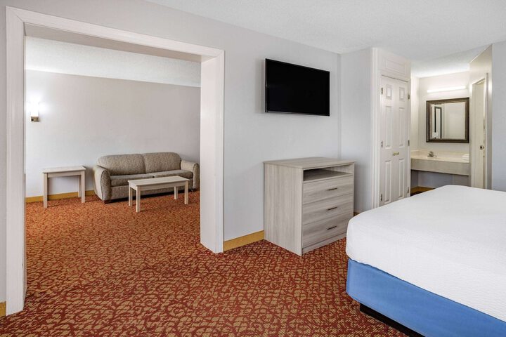 1 King Bed (3 of 10)
