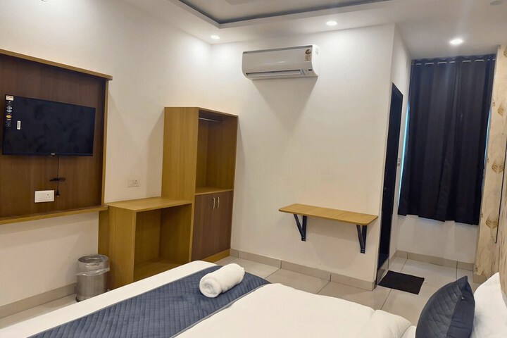 Room 5 of 16