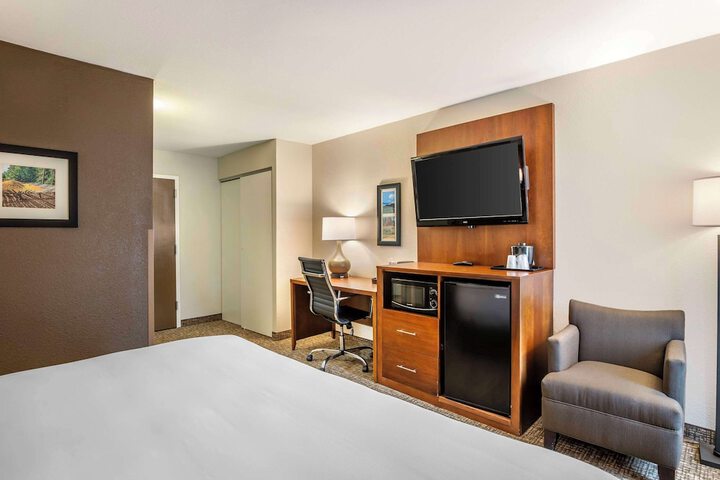 1 King Bed (4 of 10)