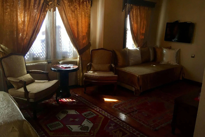 Room 4 of 13