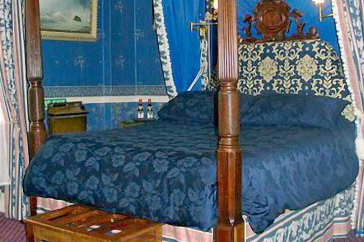 Room 14 of 25