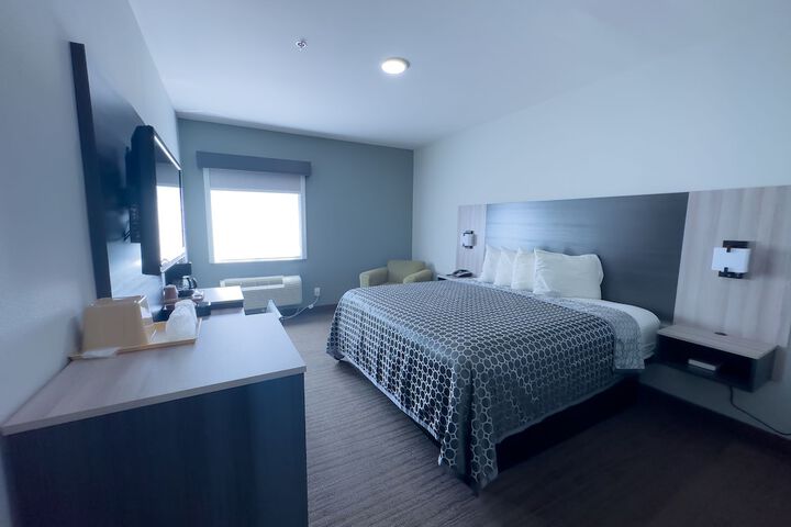 1 King Bed (3 of 4)