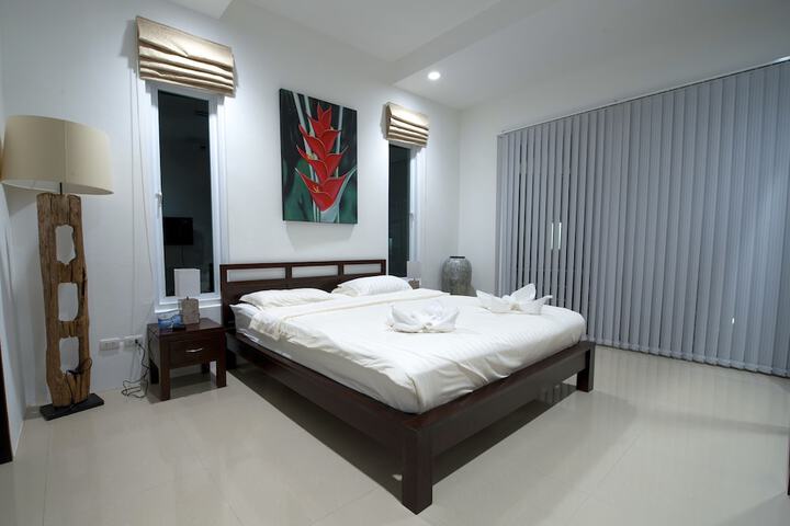 Room 3 of 102