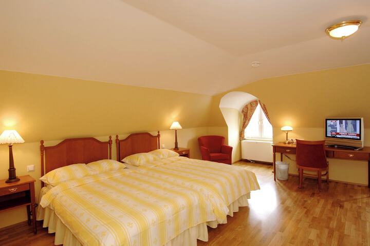 Room 9 of 37