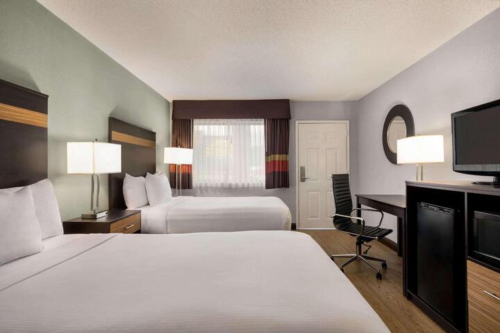2 Double Beds Mobility Accessible (8 of 9)