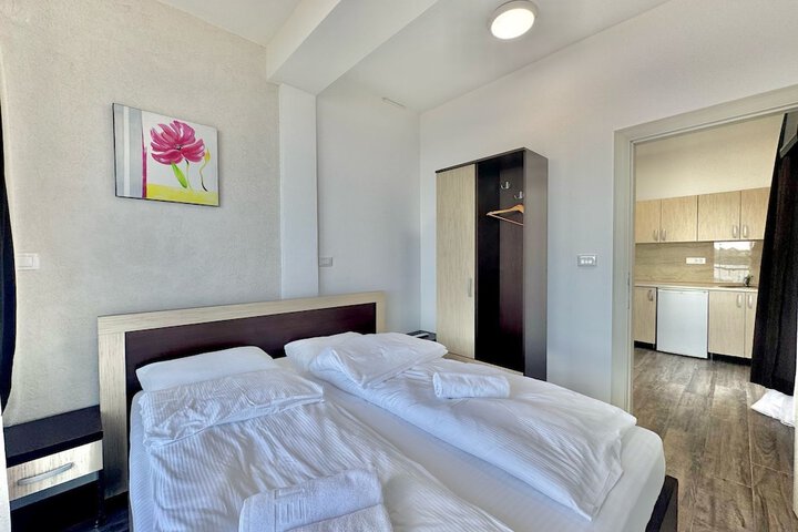 Room 3 of 83