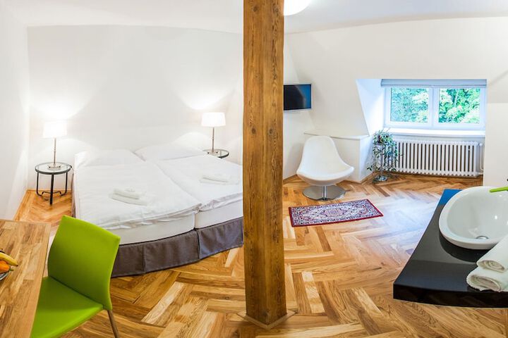 Room 6 of 34
