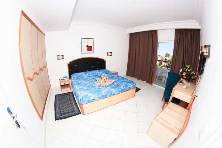 Room 12 of 39