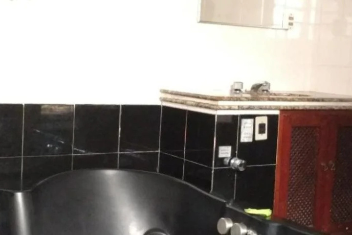 Room 8 of 10